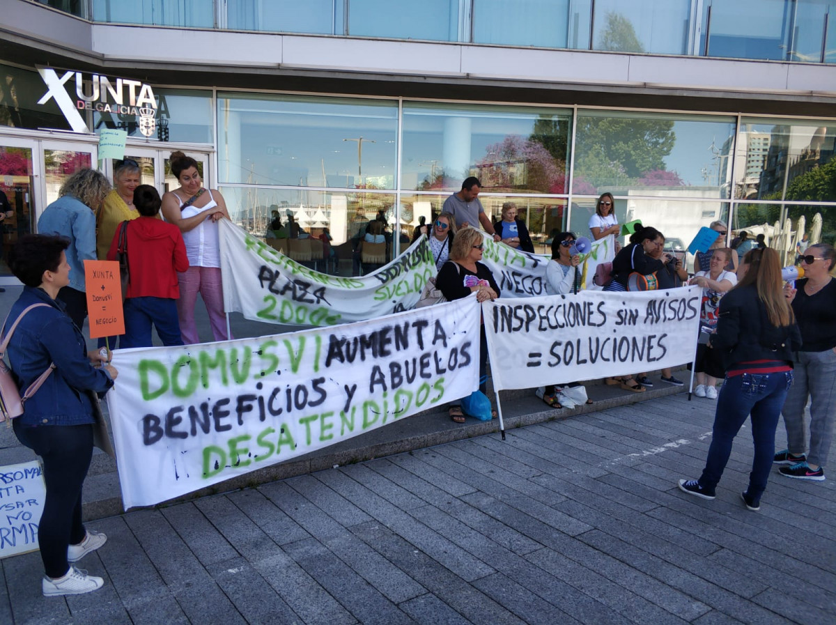 Unha pasada protesta de traballadoras de Domus VIN fronte a unha sede da Xunta