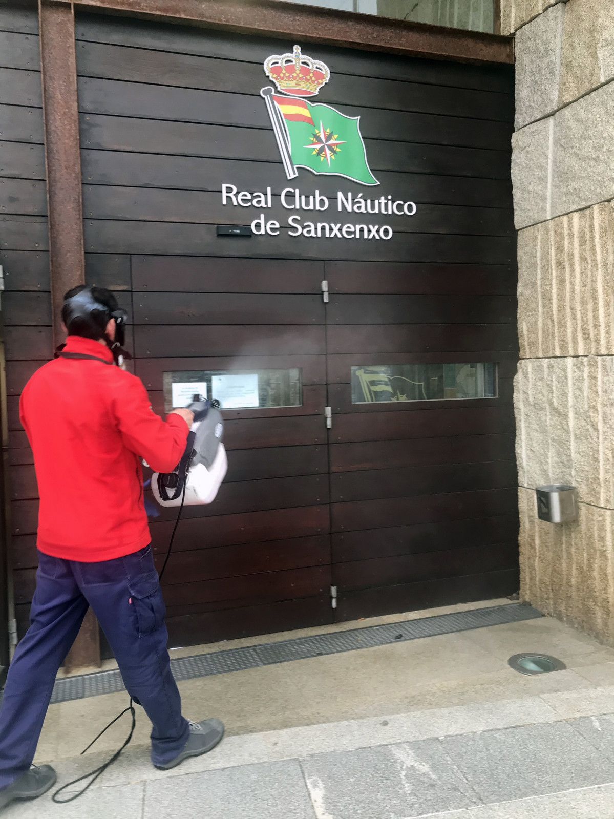 Proceso de nebulización levado a cabo nas instalacións do Real Club Náutico de Sanxenxo