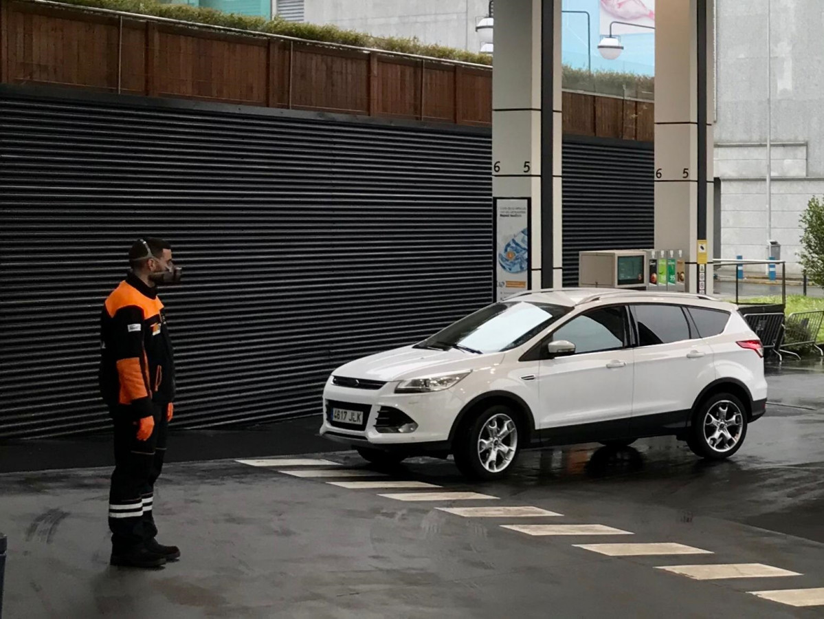 Gasolineira de Santiago, empregados con máscara polo confinamento debido á crise por coronavirus Covid-19 en Galicia