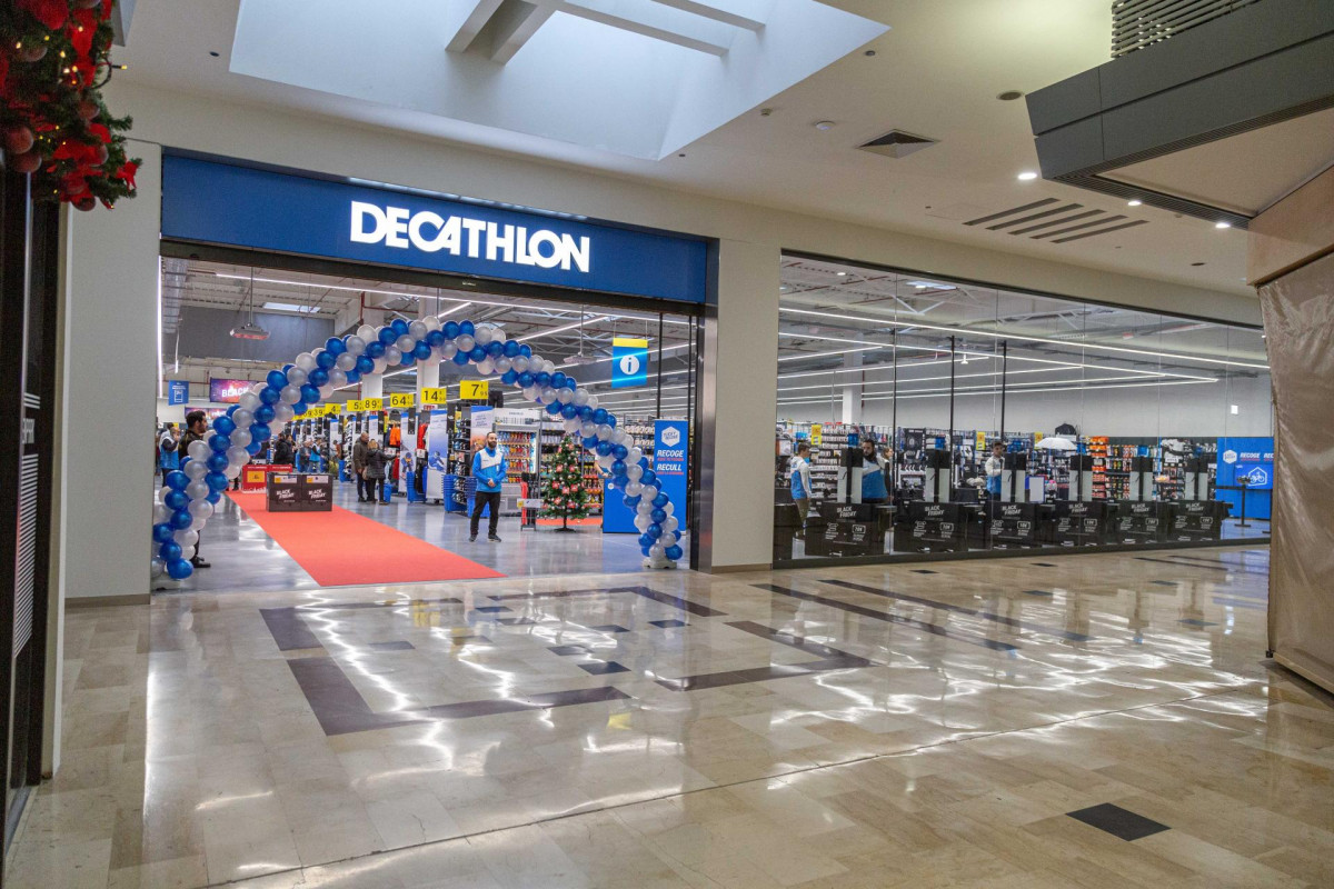 Tienda Decathlon de gran formato en Sant Cugat del Vallès (Barcelona) en el centro comercial Sant Cugat e inaugurada el 22 de noviembre de 2019