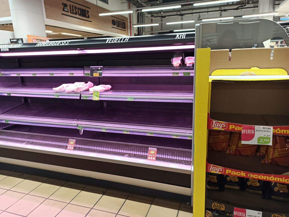 Os supermercados de Andorra tes estantes baleiros este domingo polo aumento das vendas producido polo medo ao peche da fronteira a raíz do coronavirus