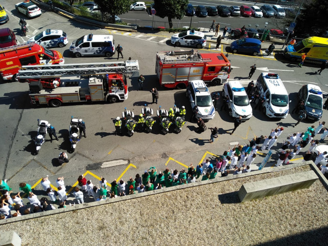Homenaxe de corpos de seguridade da Coruña ao persoal sanitario