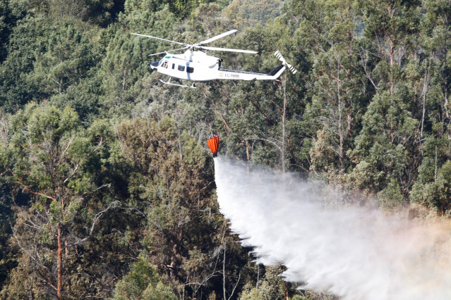 Un helicóptero no incendio forestal de Mondariz (Pontevedra)