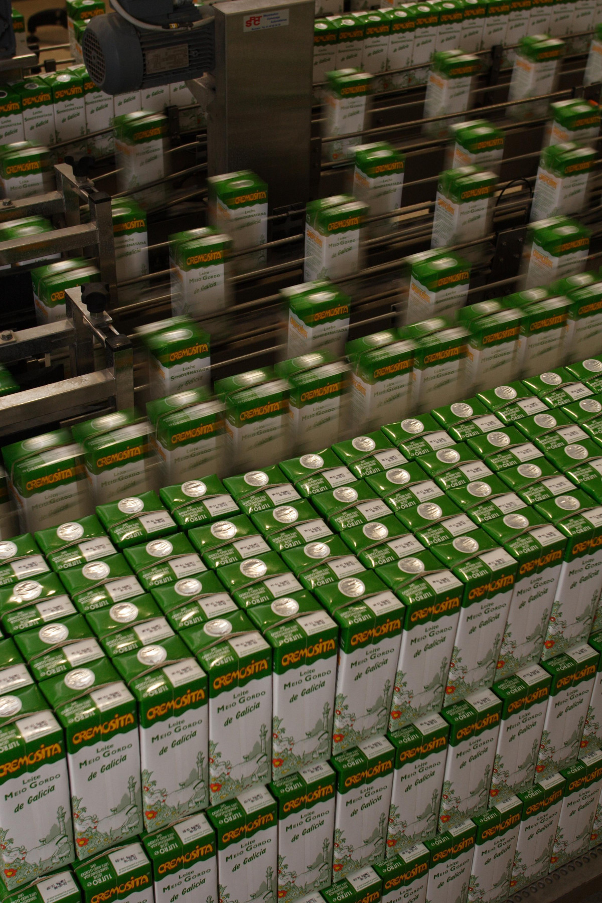 Fábrica de envases de leite,  traballadores da industria láctea, cartóns de leite