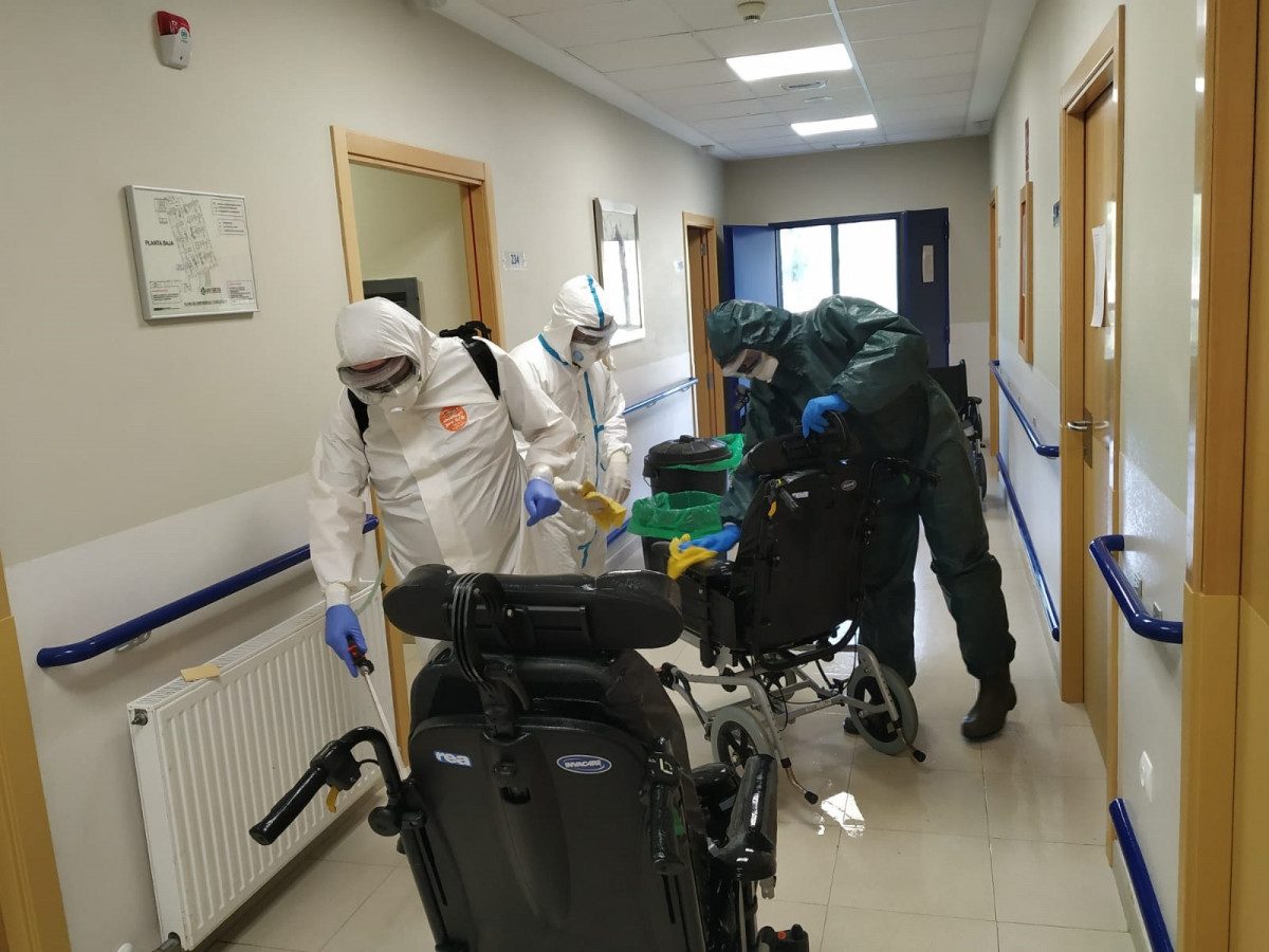 Desinfección nunha residencia de maiores por parte da Brilat