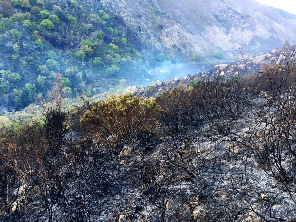 Incendio no Parque Natural de Ou Xures nunha foto de Diario dun Bombeiro do 30 de abril