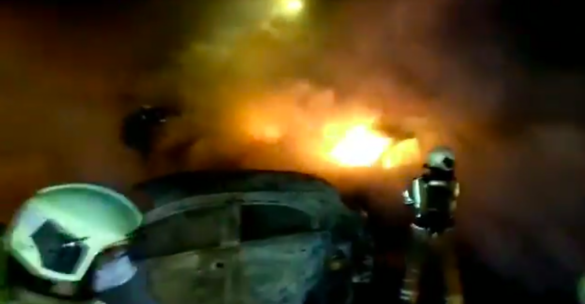 Incedio de coches  en Ru00faa Posse da Coruu00f1a en unha imaxe de @bombeiroscoruna
