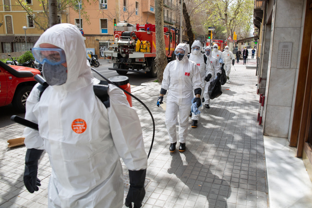 Efectivos da Unidade Militar de Emerxencias (UME) realizan este venres tarefas de desinfección na residencia de anciáns Marvi Park de Barcelona