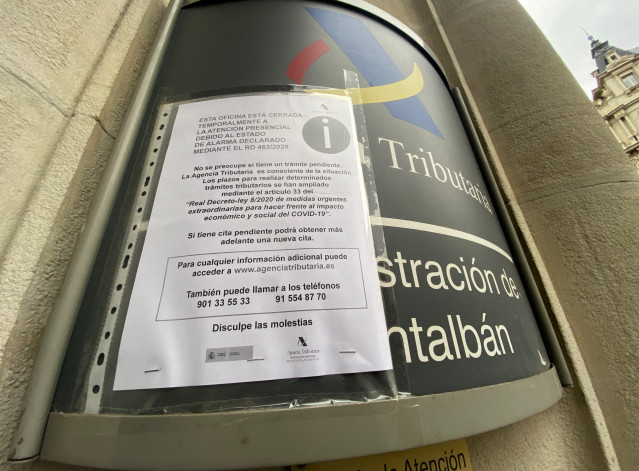 Notificación na entrada da Administración de Facenda de Montalbán na que se avisa do peche temporal da oficina motivado polo estado de alarma decretado polo coronavirus, un día antes do arranque da Campaña da Renda
