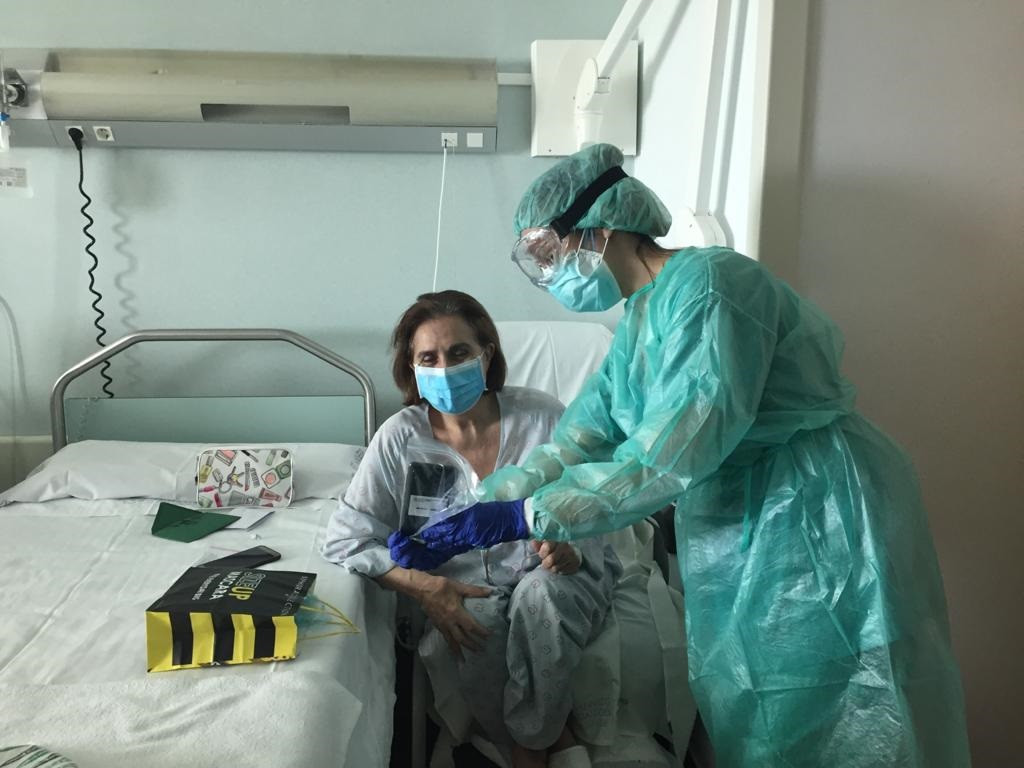 A área sanitaria de Santiago facilita aos pacientes illados por COVID-19 que realicen videollamadas á súa familia.