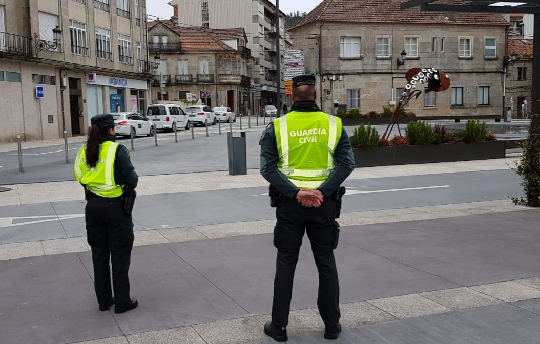 A Garda Civil denuncia ao dono dun bar de Ponte Caldelas (Pontevedra) e a un cliente tras ser sorprendidos dentro do local.