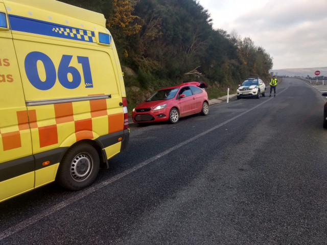A Garda Civil asiste a unha parturienta que deu a luz na autoestrada en Xermade (Lugo)