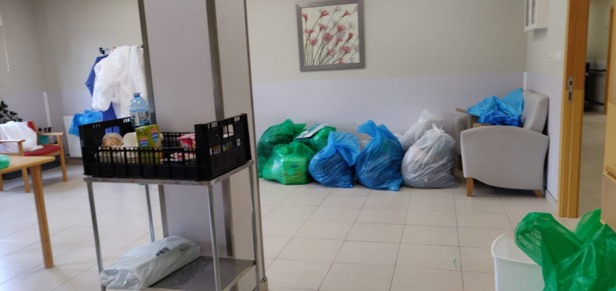 Alimentos nunha sala na que hai bolsas amontoada de roupa sen desinfectar, segu00fan os denunciantes, en DomusVi Cangas