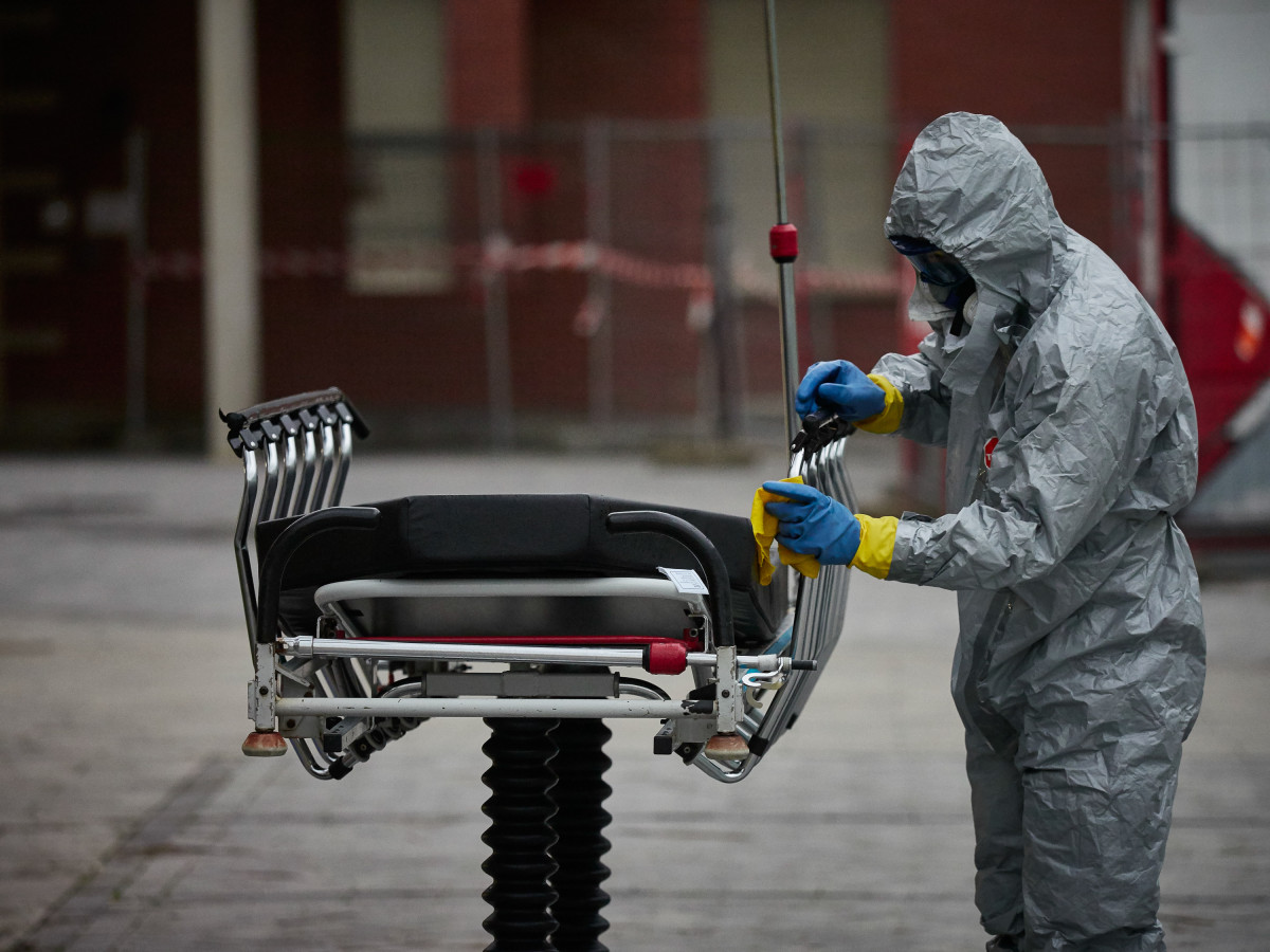 Un bombeiro desinfecta unha padiola duranate o confinamento polo Estado de Alarma decretado polo Goberno de España con motivo do coronavirus, COVID-19.