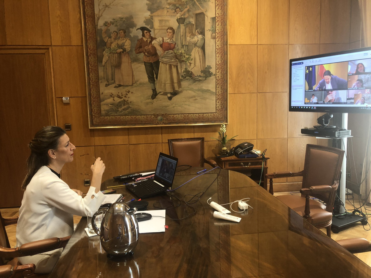 A ministra Yolanda Du00edaz durante a reuniu00f3n para a renda mu00ednima vital polo coronavirus