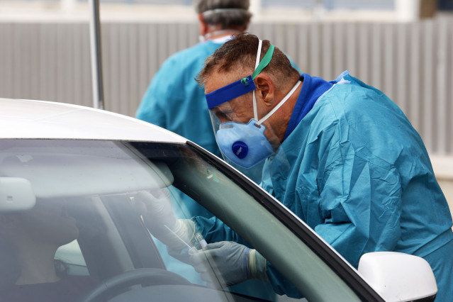 Dispositivo sanitario de próbaa test do PCR para detectar a infección por coronavirus ás persoas desde o seu coche, instalado no recinto de aparcamento do centro de saúde da barriada A Roca, en Málaga, (Andalucía, España), ao 23 de xaneiro.