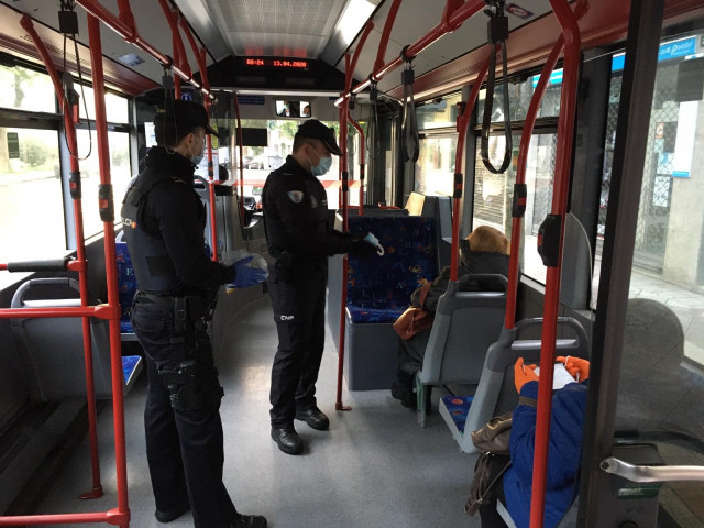 Policías nacionais reparten máscaras no transporte público