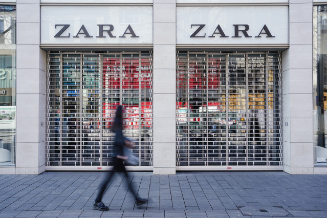 FILED - 18 March 2020, Baden-Wuerttemberg, Mannheim: A pedestrian walks past a closed Zara branch amid rising fears of the Coronavirus outbreak