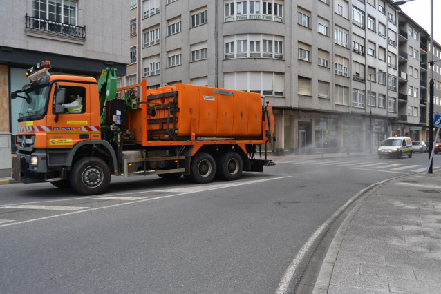 Unha máquina quitaneves esparexendo produto desinfectante polas rúas de Ferrol