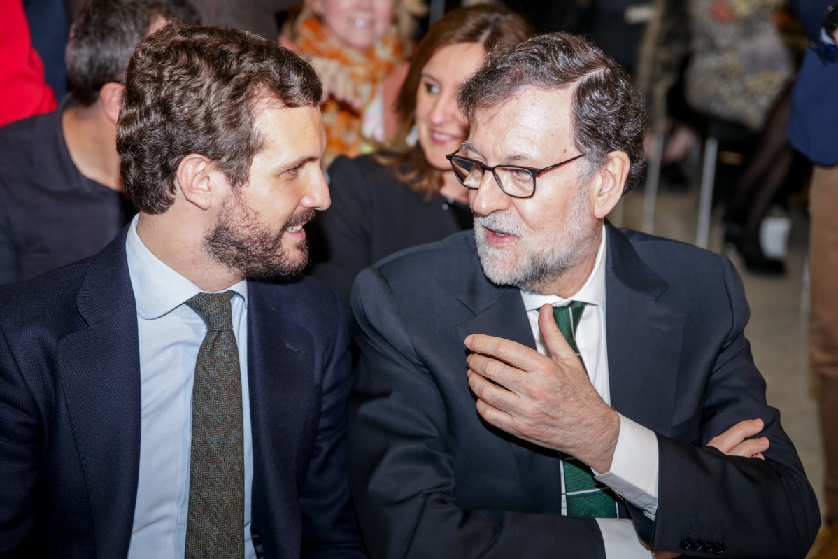 (I-D) O presidente do Partido Popular, Pablo Casado; e o expresidente do Goberno, Mariano Rajoy, falan á súa chegada á presentación do libro 'Elas' de Esteban González Pons