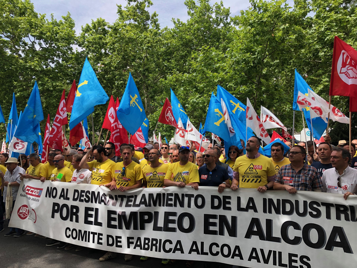 O comité de fábrica Alcoa de Avilés, manifestándose na porta do Ministerio de Industria.