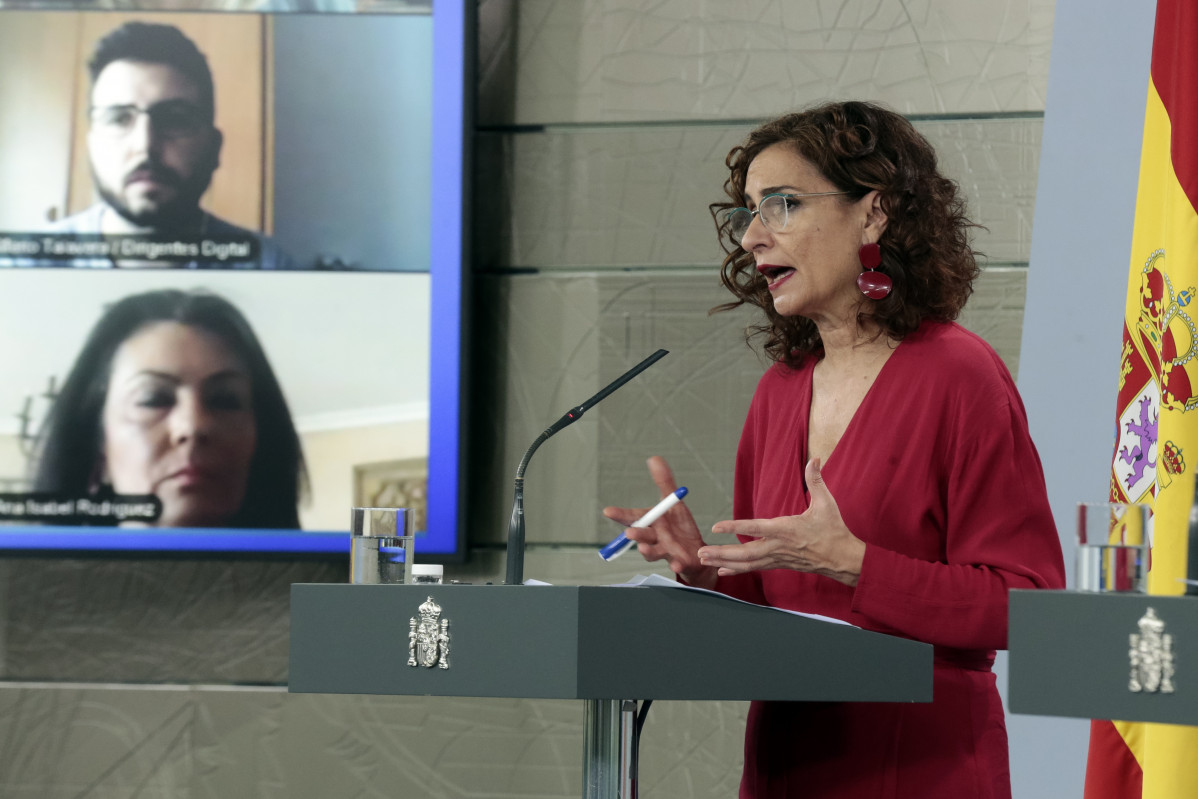 A portavoz do Goberno, María Jesús Montero, durante a rolda de prensa o 17 de abril de 2020