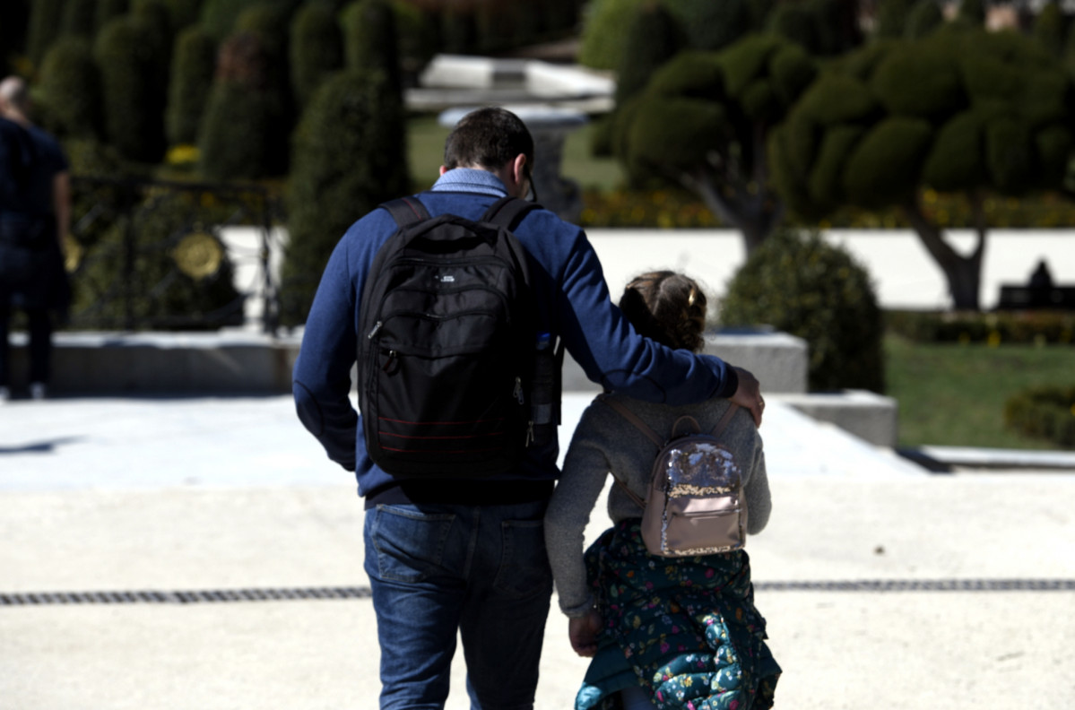 Un pai xunto á súa filla pasean polo Parque do Retiro no primeiro día sen colexio
