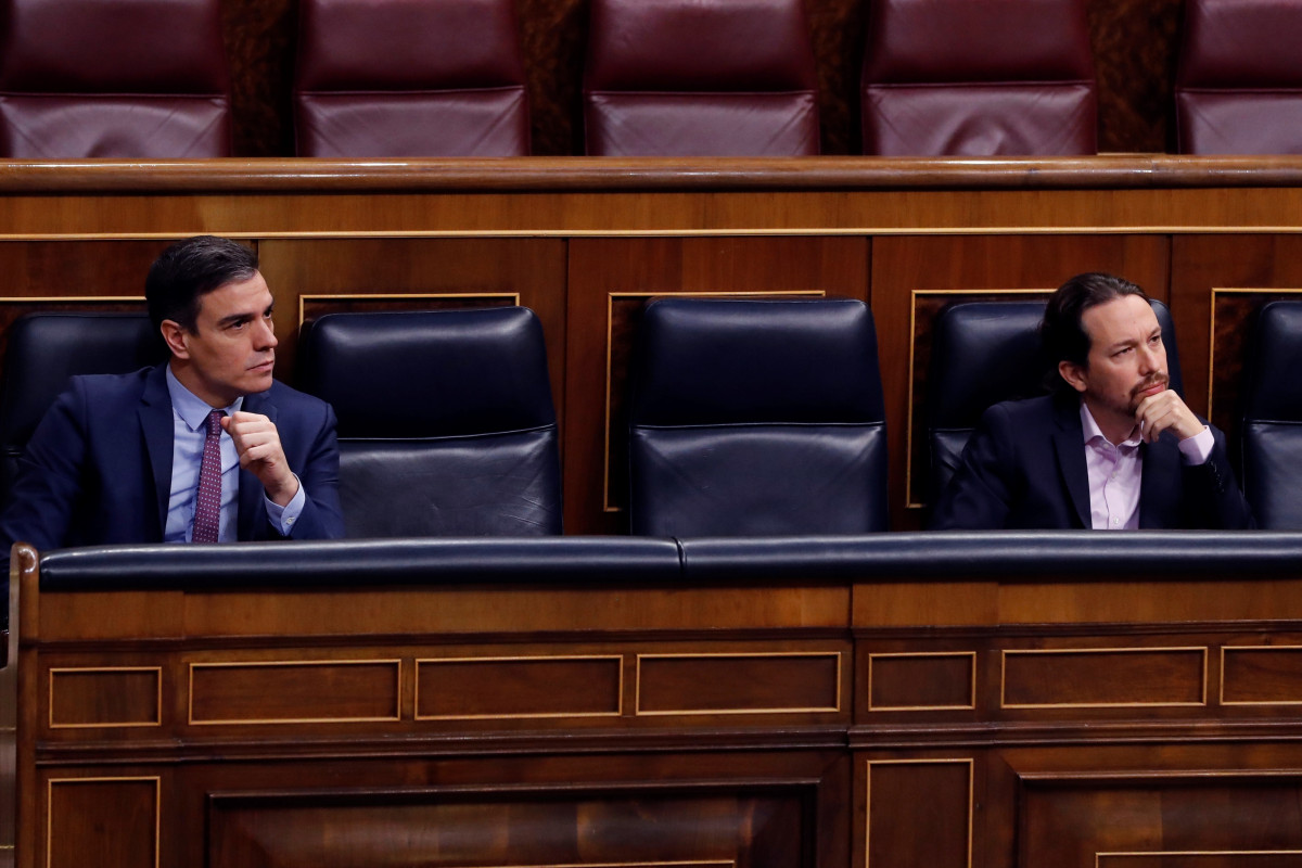 O presidente do Gobienro, Pedro Sánchez (i), e o vicepresidente segundo, Pablo Iglesias, durante a primeira sesión de control ao Executivo celebrada no Congreso desde que se declarou o estado de alarma o pasado 14 de marzo, un pleno reclamado desde