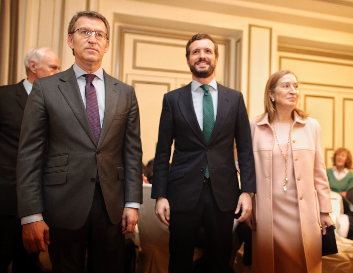 O presidente da Xunta de Galicia, Alberto Núñez Feijoo, o presidente nacional do Partido Popular, Pablo Casado, e a vicepresidenta segunda do Congreso, Ana Pastor, pousan nun almorzo informativo. En Madrid, ao 25 de febreiro de 2020.
