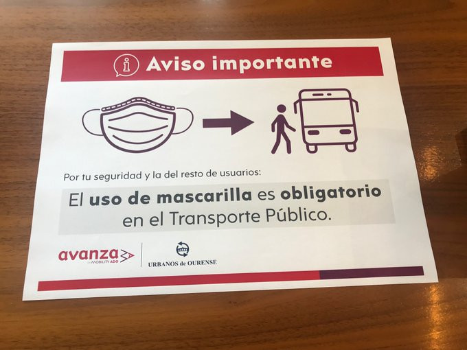 Cartel lembrando que é obrigatorio levar máscara nos autobuses de Ourense