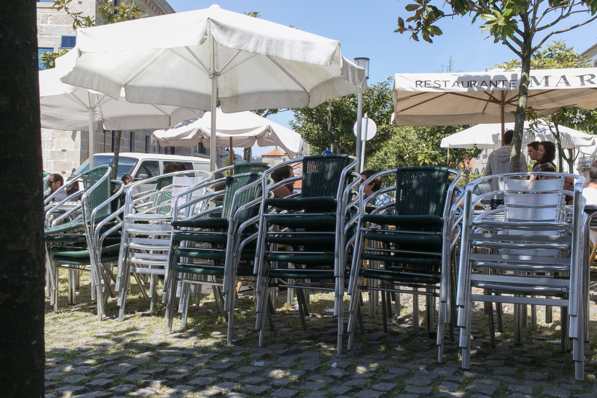 Mesas e cadeiras de terrazas recollidas en Santiago de Compostela.