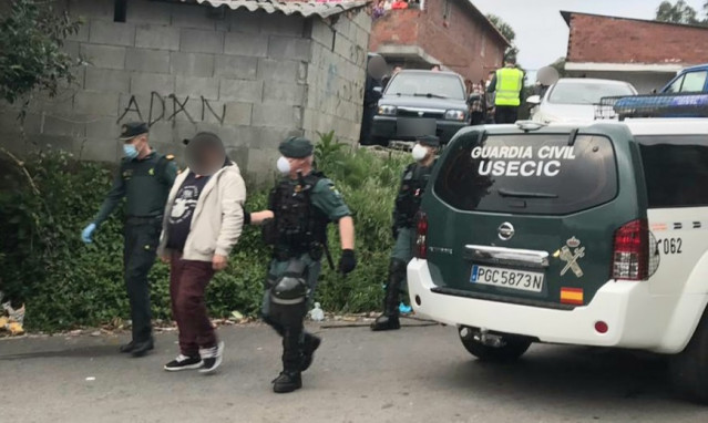 Operativo da Garda Civil para a detención dos responsables dun ataque a axentes da Policía Local de Poio (Pontevedra) no poboado de Ou Vao de Arriba.
