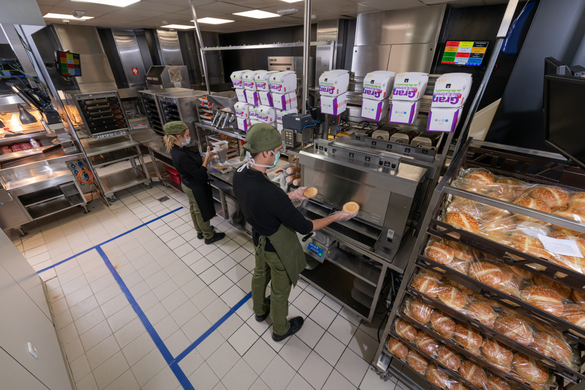 McDonald's comeza a implementar o seu protocolo 'Entoo seguro' nos seus máis de 500 restaurantes en España