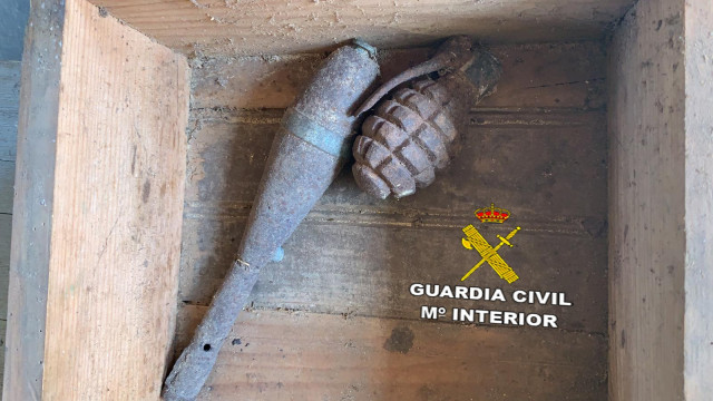Dúas granadas da Guerra Civil Española recollidas nun galpón en Vilaboa (Pontevedra) pola Garda Civil.