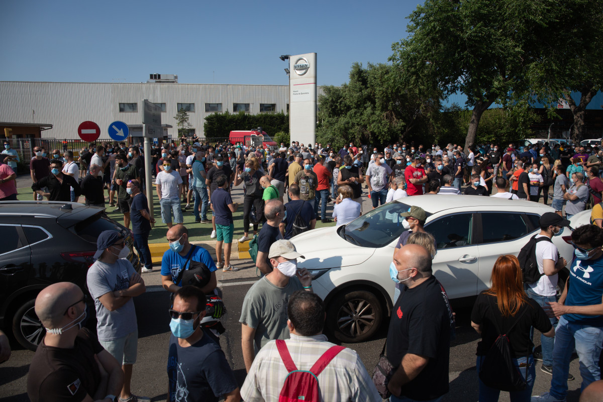 Traballadores da planta de produción de Nissan en Barcelona concéntranse no exterior da fábrica na Zona Franca o día no que fabricante xaponés de automóbiles, como parte do seu nu
