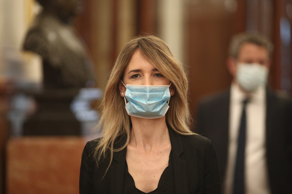A portaveu do PP ao Congrés, Cayetana Álvarez de Toledo, protexida amb màscara arriba ao ple da sessió de control, Madrid (Espanya),  27 de maig do 2020.
