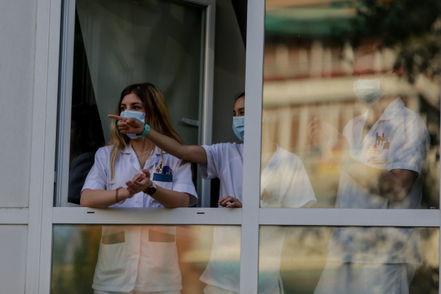 Sanitarios aplauden desde unha xanela de de o Hospital Fundación Jiménez Díaz cando na Fase 1 da desescalada continúan os aplausos en homenaxe aos profesionais sanitarios e demais sectores que foron esenciais durante a pandemia do coronavir