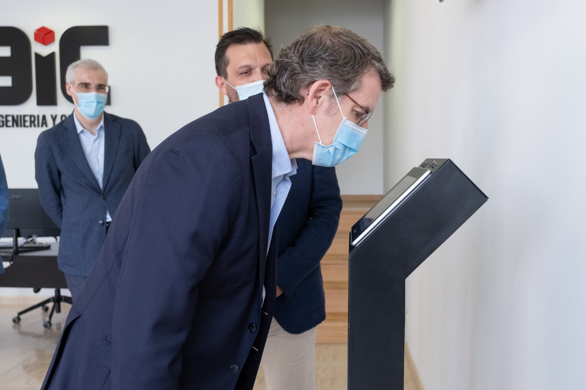 O presidente da Xunta, Alberto Núñez Feijóo, durante unha visita ás instalacións da empresa '3iC Enxeñería e Control', situada en Bergondo (A Coruña)