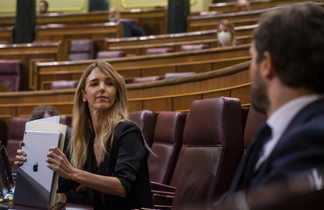 A portavoz do Grupo Popular no Congreso dos Deputados, Cayetana Álvarez de Toledo, fala co presidente do PP, Pablo Casado, durante o pleno de sesión de control ao Goberno.