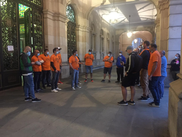 Traballadores de Alu Ibérica ao termo do seu peche no Concello da Coruña