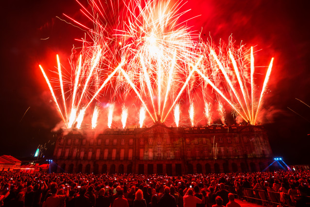 Espectáculo de fogos artificiais levado a cabo no Pazo de Raxoi de Santiago de Compostela co que a capital de Galicia dá a benvida á festa do seu patrón, Santiago Apóstolo, na véspera do Día Nacional de Galicia.