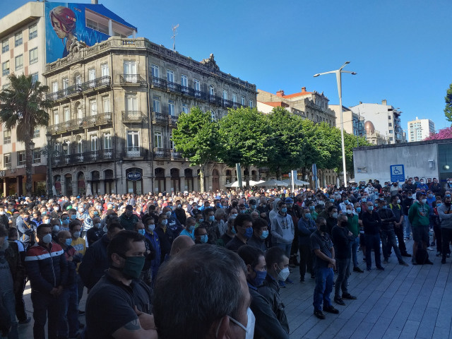 Concentración de traballadores do sector naval ante a delegación da Xunta en Vigo, tras o falecemento dun operario que facía reparacións nun barco atracado no Porto olívico.