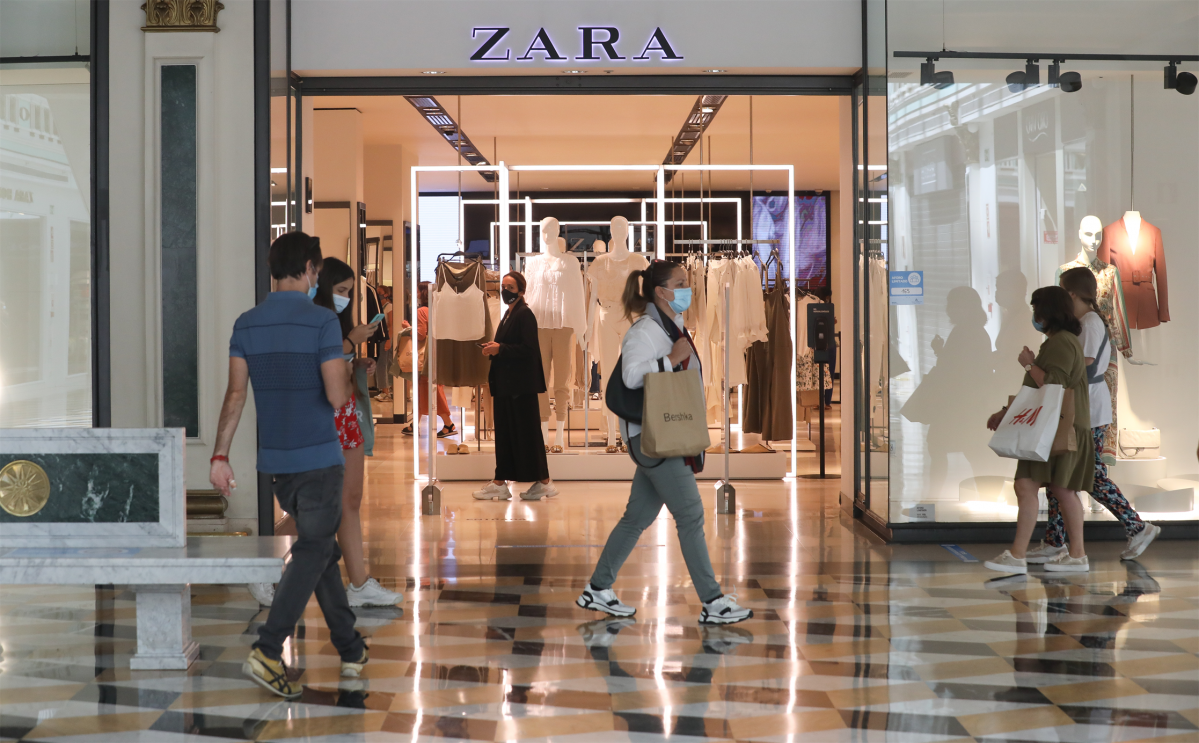 Varias persoas pasan xunto a unha tenda Zara