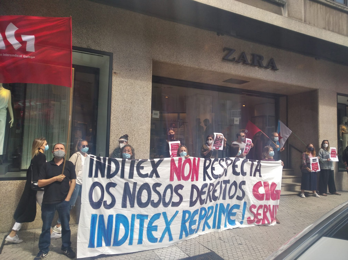 Traballadoras de Inditex protestan fronte a un Zara ao fío dos cambios laborais aplicados tras a crise do coronavirus nunha foto da CIG