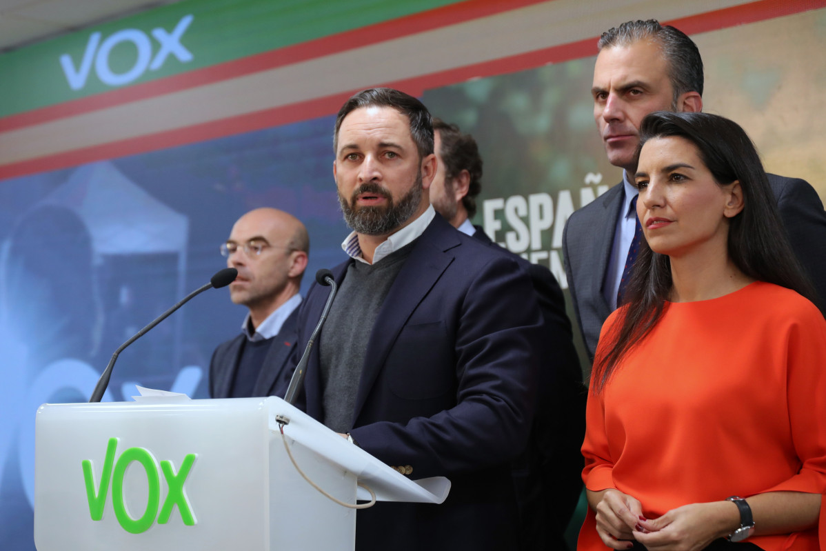 O presidente de Vox, Santiago Abascal, en rolda de prensa xunto a Javier Ortega-Smith e Rocío Mosteiro