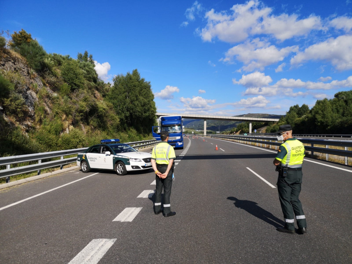Control da Garda Civil de Ourense que interceptou un camión a 132 km/h na A-52 no acceso a Galicia cuxo condutor triplicou a taxa de alcol permitida.