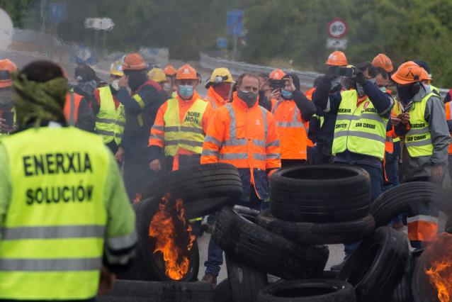 Participantes protexidos con máscara do comité de empresa de Alcoa participan na concentración realizada no cruzamento entre Cabreiros e Roupar, no Concello de Xermade (Lugo) ao 12 de xuño de 2020.
