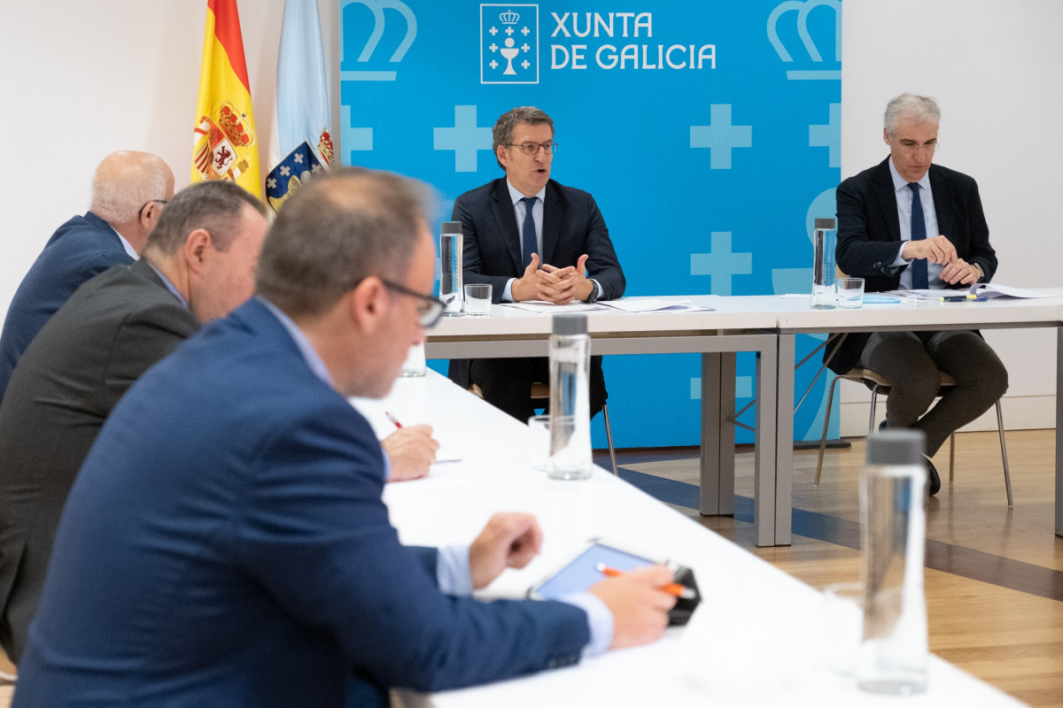 O presidente da Xunta, Alberto Núñez Feijóo, e o conselleiro de Economía, Francisco Conde, reúnense con autónomos