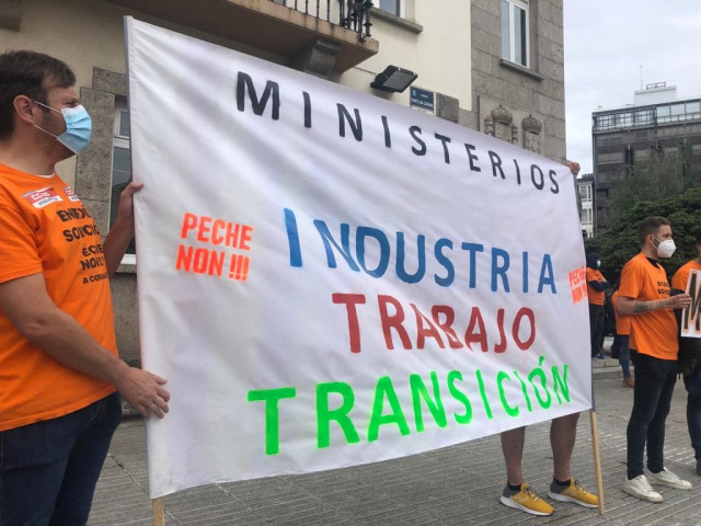 Traballadores de Alu Ibérica na Coruña secundan unha nova protesta ante a Delegación do Goberno