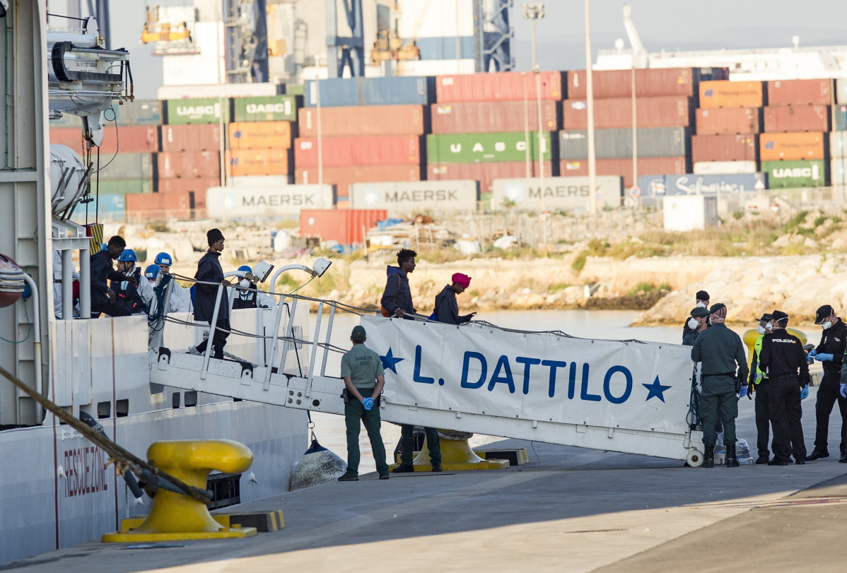 Inmigrantes desembarcando do Dattilo, da flotilla do Aquarius